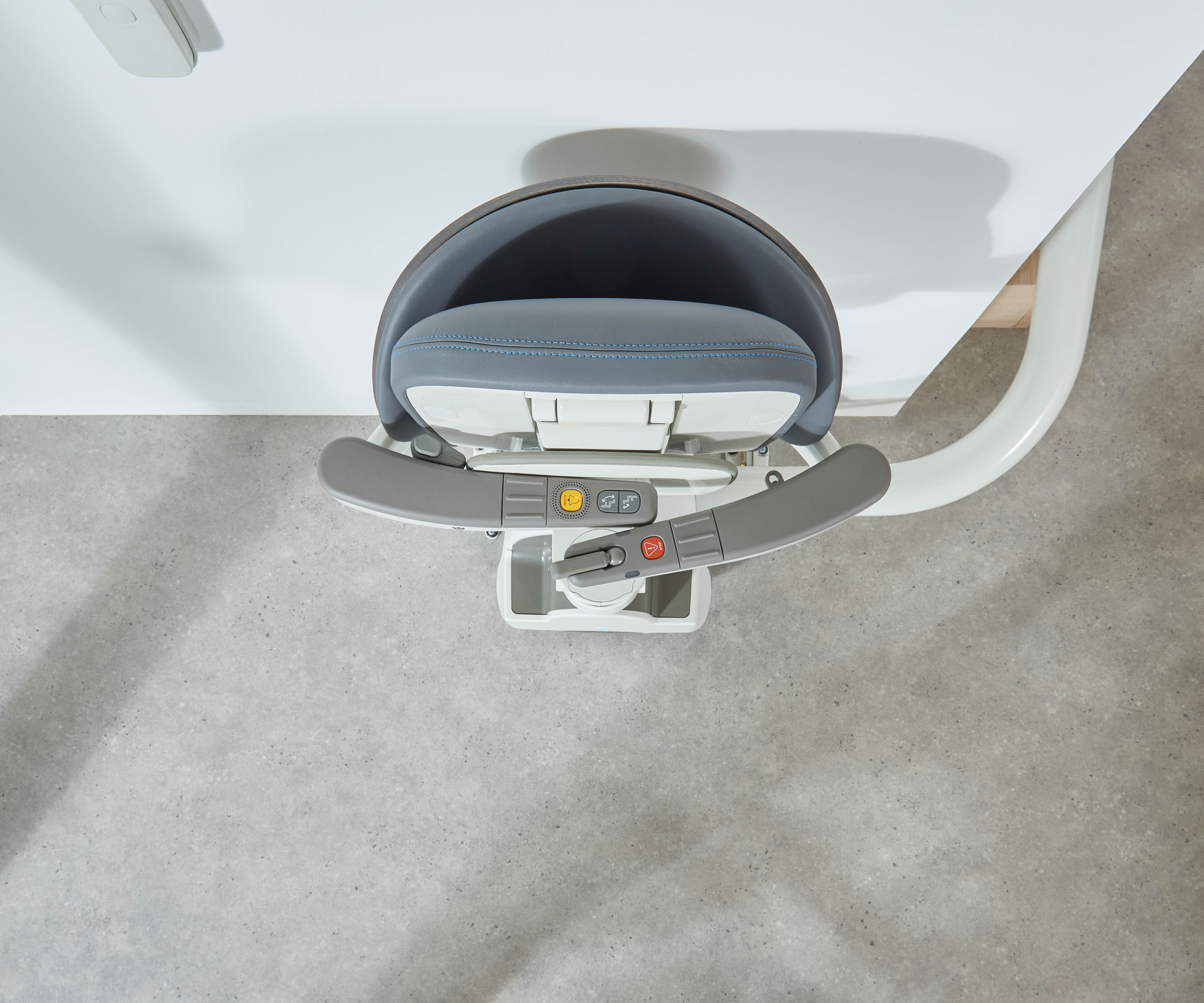 Flow X_Detail 28 Treppenlift-Sitz von oben fotografiert mit grauen Armlehnen und Bedienfeld.