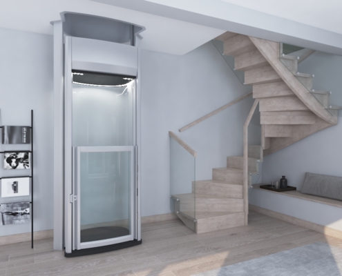Moderner Homelift mit Glasfront neben einer Holztreppe in einem hell gestalteten Wohnbereich.
