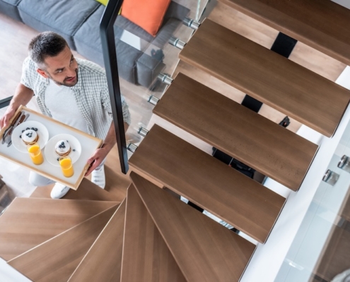 Platzsparender Treppenlift für schmale Treppen
