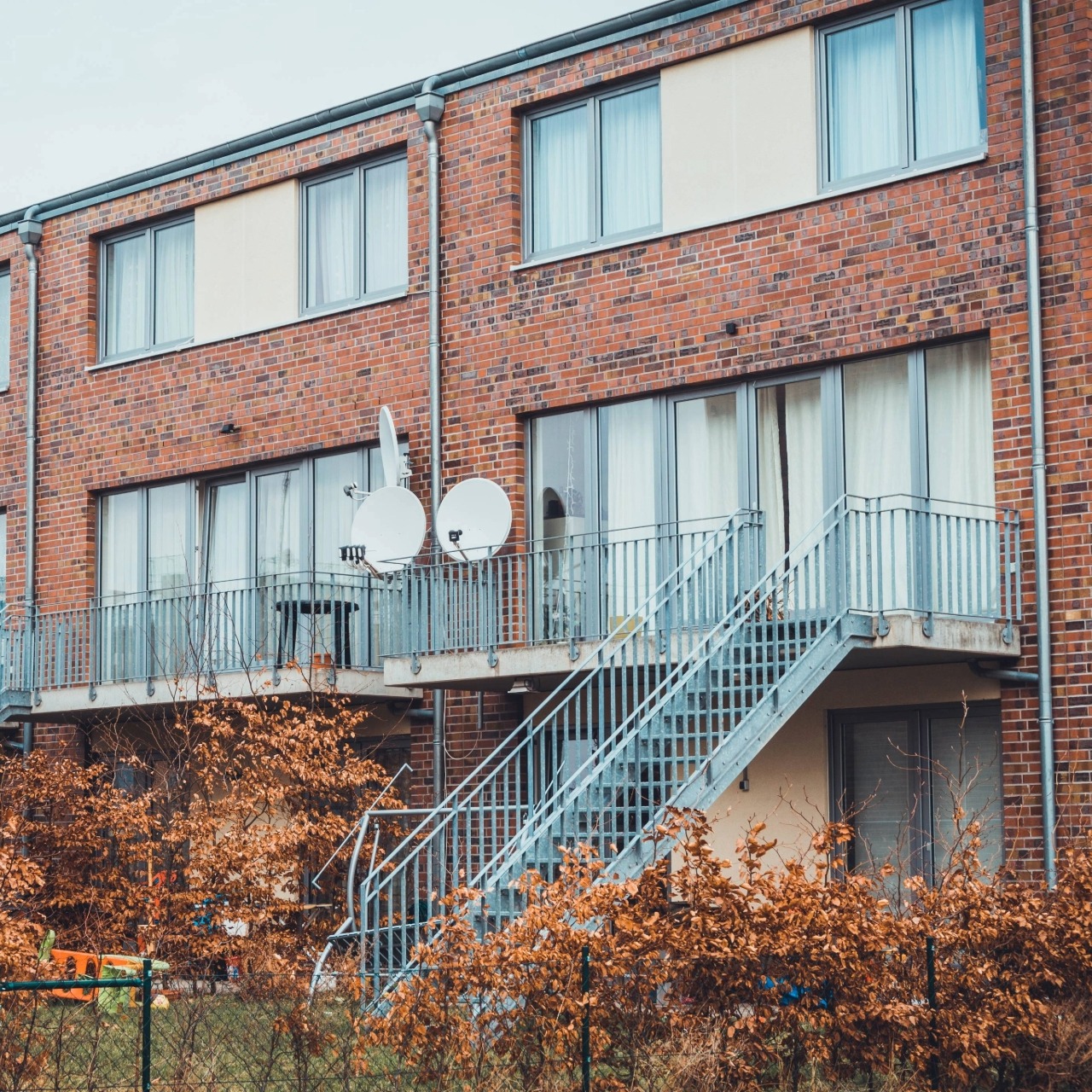 Treppenlifte im Mehrfamilienhaus mit Bittcher Liftsysteme Mehrfamilienhaus mit Außentreppen als Beispiel für den Einbau von Treppenliften