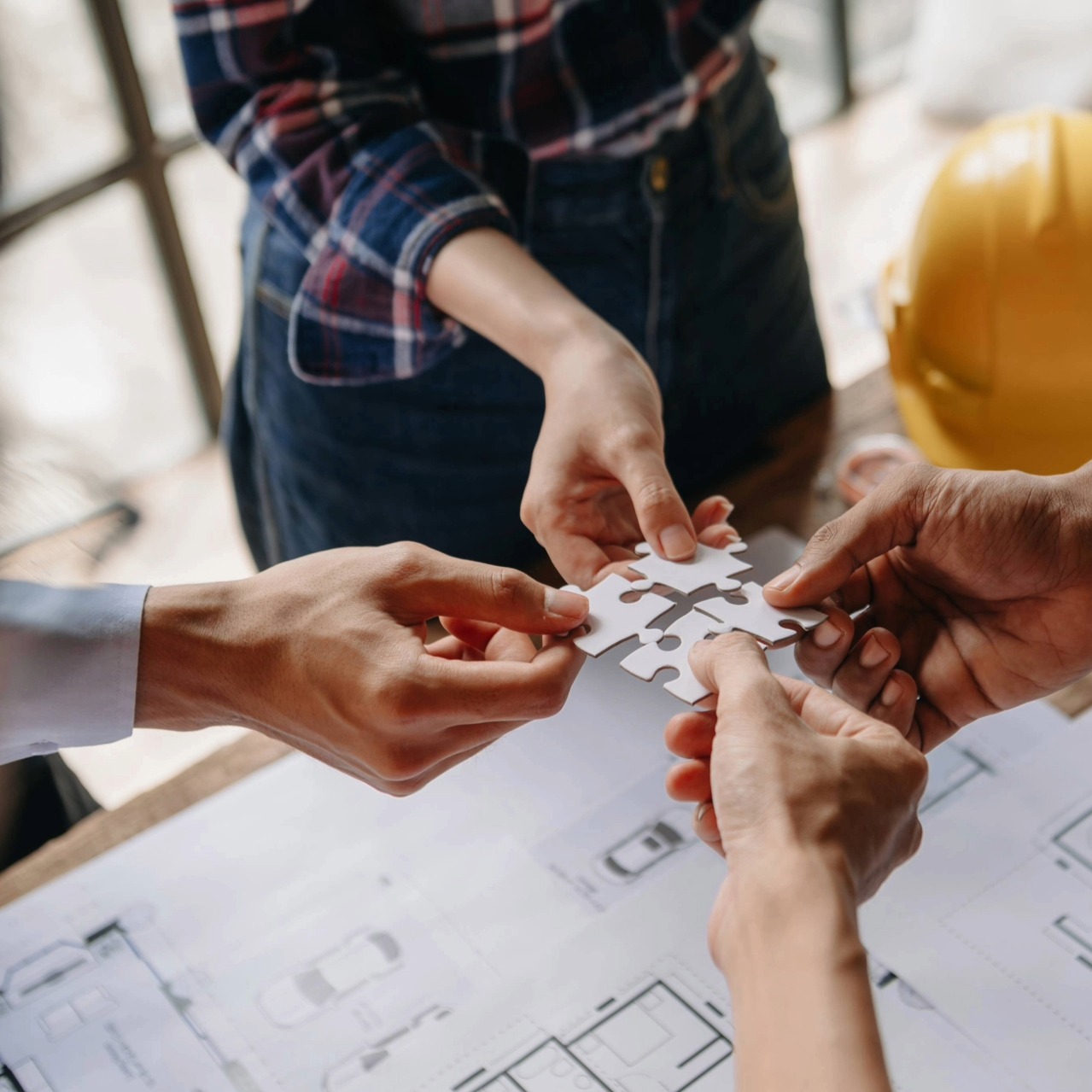 Zuschüsse für einen Treppenlift mit Bittcher Liftsysteme Puzzleteile über einem Plan als Symbol für Planung und Zuschüsse beim Treppenlift